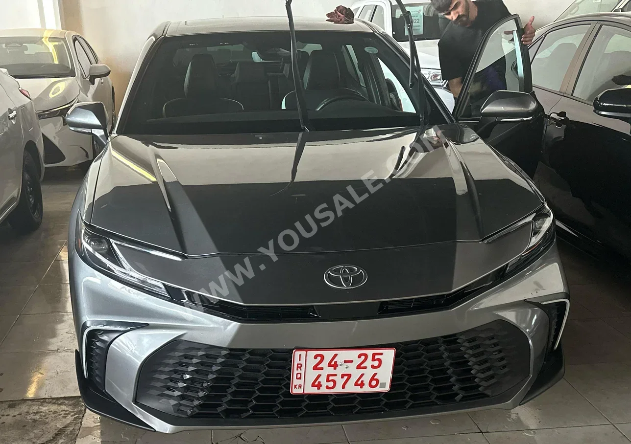 تويوتا  كامري  هايبرد  2024  اتوماتيك  6,500 كم  4 سلندر  دفع أمامي  سيدان  رمادي  بنزين