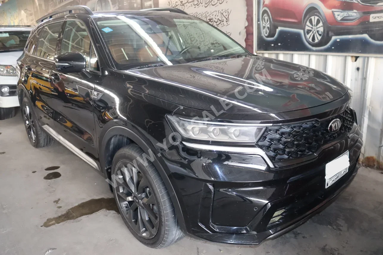 كيا  سورينتو  2021  اتوماتيك  80,000 كم  4 سلندر  دفع أمامي  اس يو في  أسود  بنزين