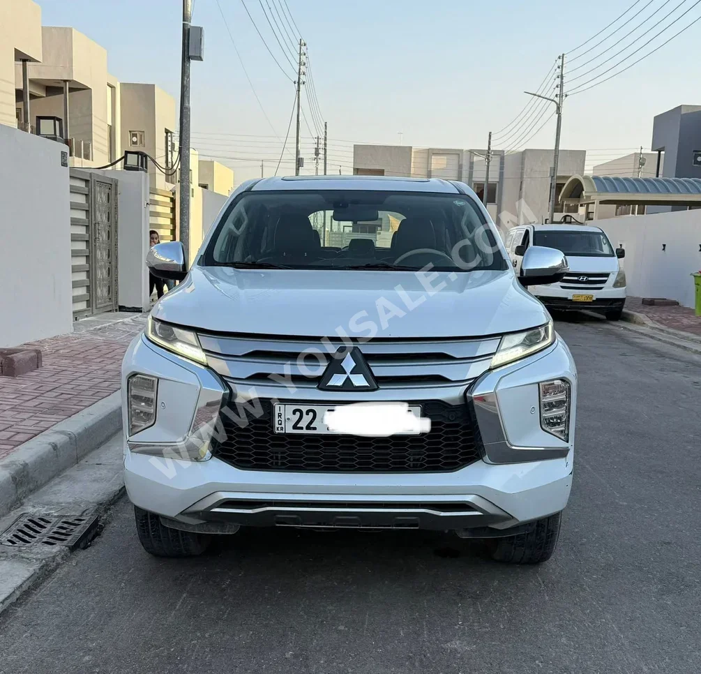 متسوبيشي باجيرو 2020 اتوماتيك 85,000 كم 4 سلندر دفع رباعي اس يو في أبيض بنزين