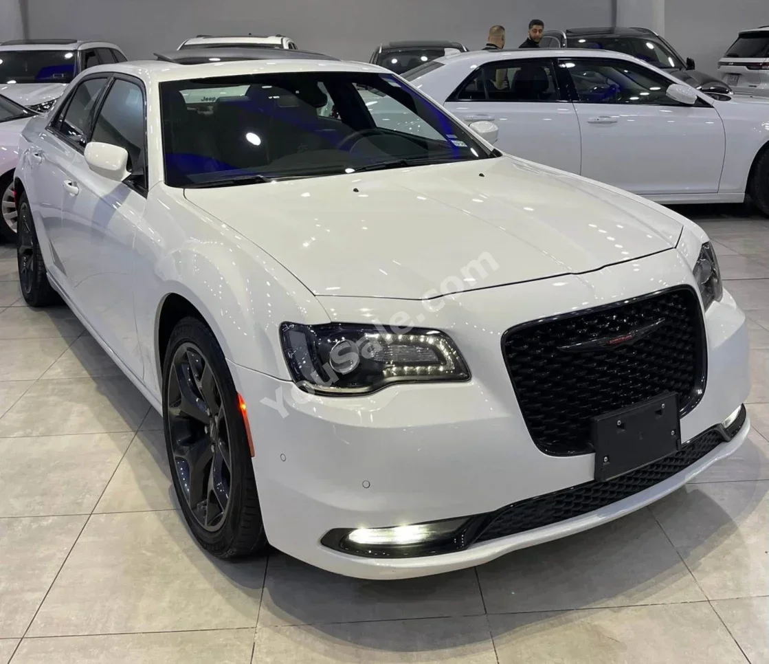 كرايسلر  300C  2022  اتوماتيك  42,000 كم  6 سلندر  دفع خلفي  سيدان  أبيض  بنزين