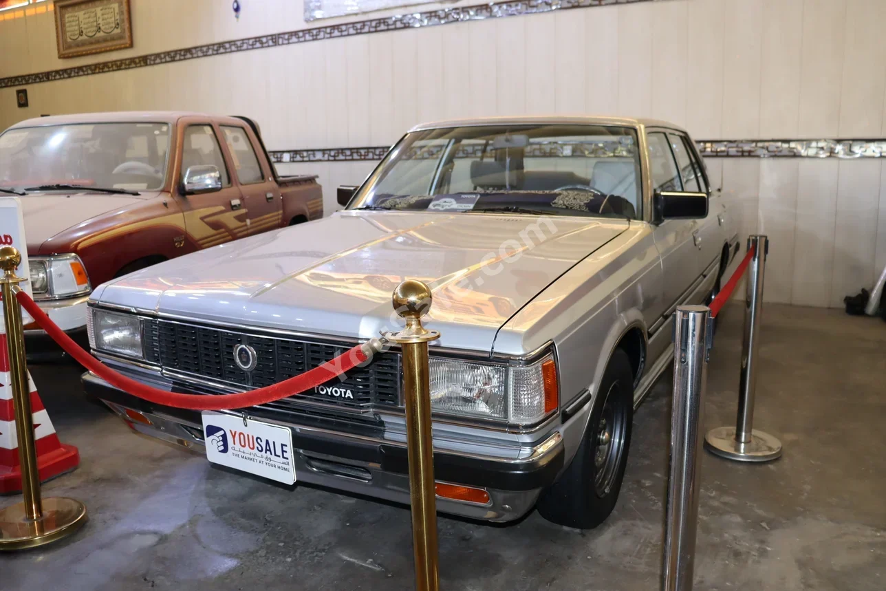 تويوتا كراون 1983 عادي 73,000 كم 6 سلندر دفع خلفي سيدان فضي بنزين
