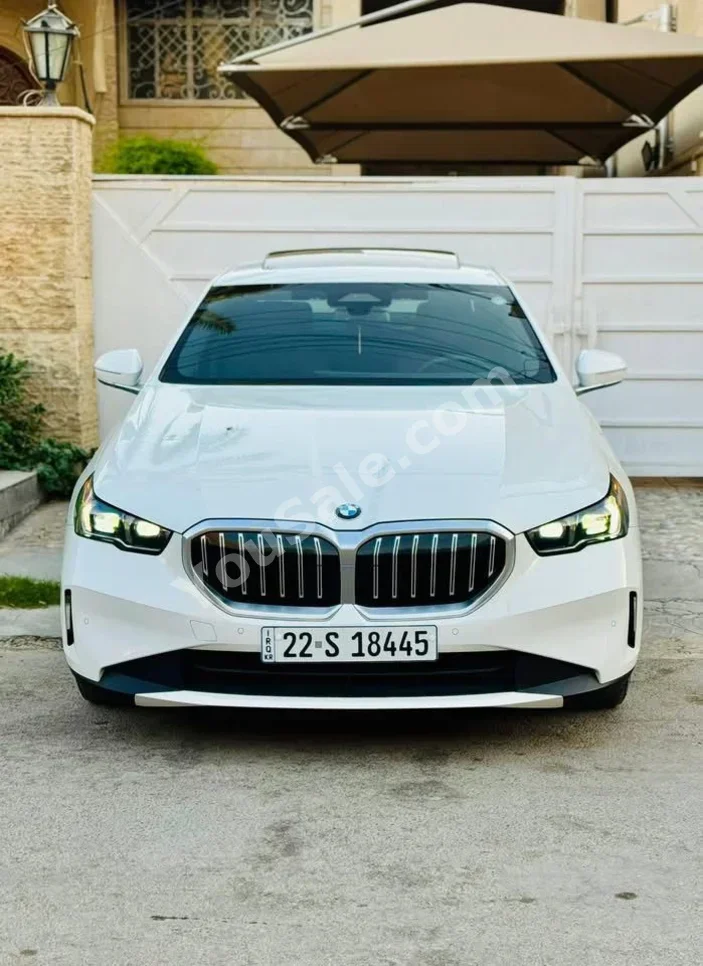 بي ام دبليو  الفئة - الخامسة  530i  2024  اتوماتيك  40,000 كم  4 سلندر  دفع خلفي  سيدان  أبيض  بنزين