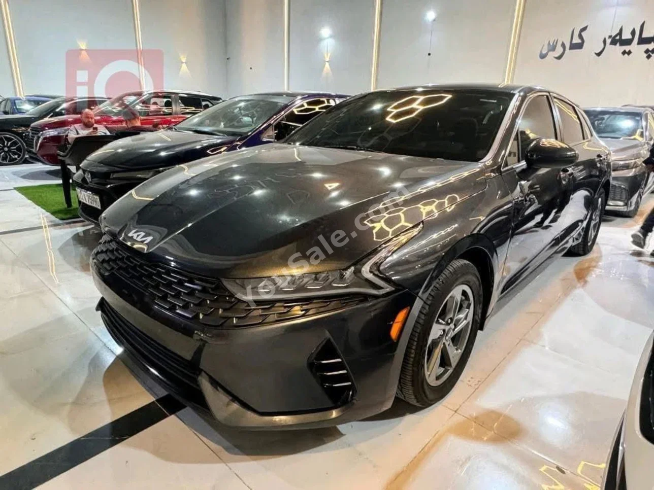 كيا كيه 5 2022 اتوماتيك 60,000 كم 6 سلندر دفع خلفي سيدان أسود بنزين