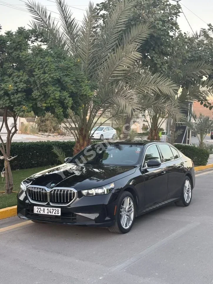 بي ام دبليو الفئة - الخامسة 530i 2024 اتوماتيك 22,000 كم 6 سلندر دفع خلفي سيدان أسود بنزين