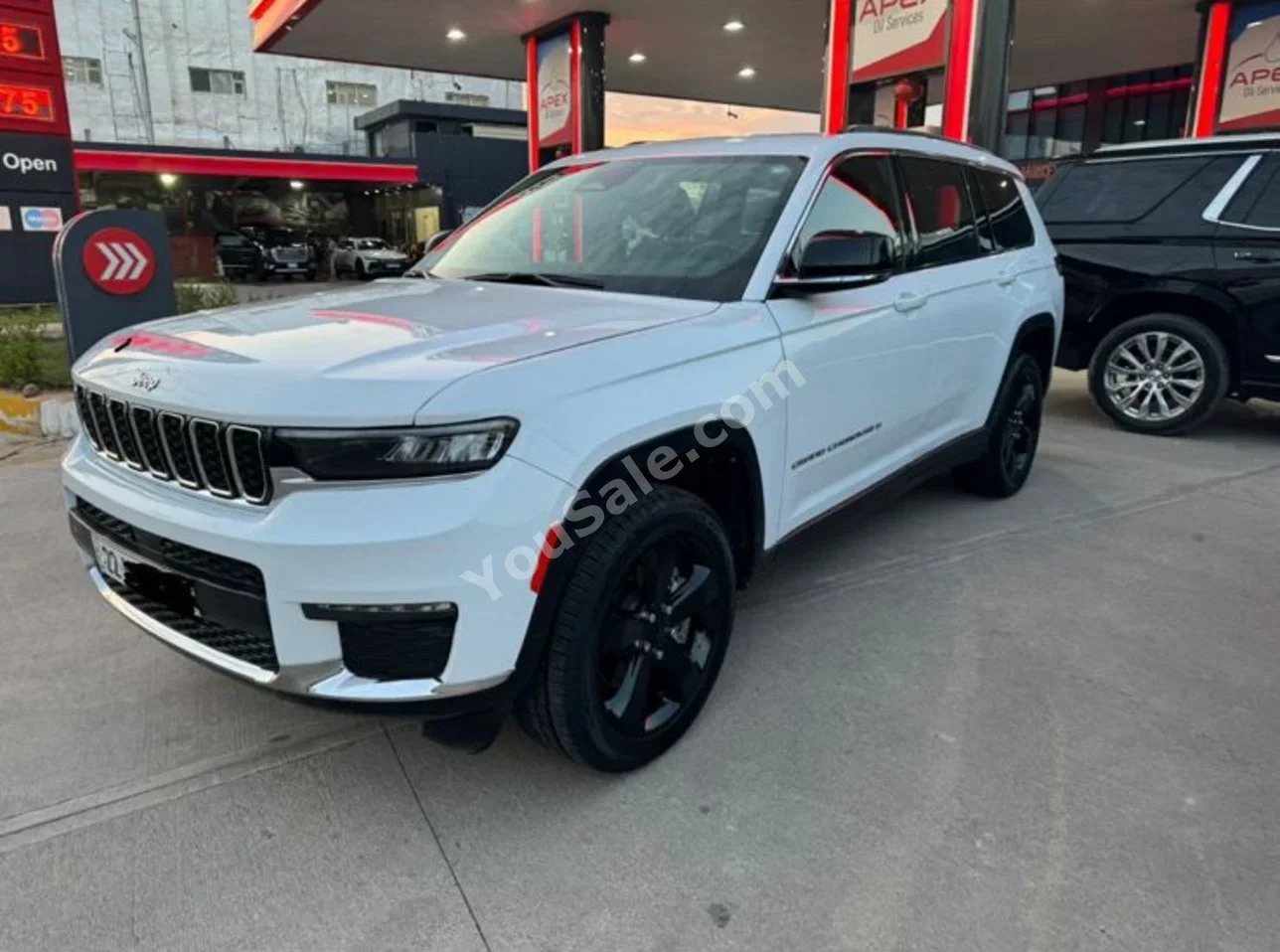 جييب جراند شيروكي 2021 اتوماتيك 60,000 كم 6 سلندر دفع رباعي اس يو في أبيض بنزين