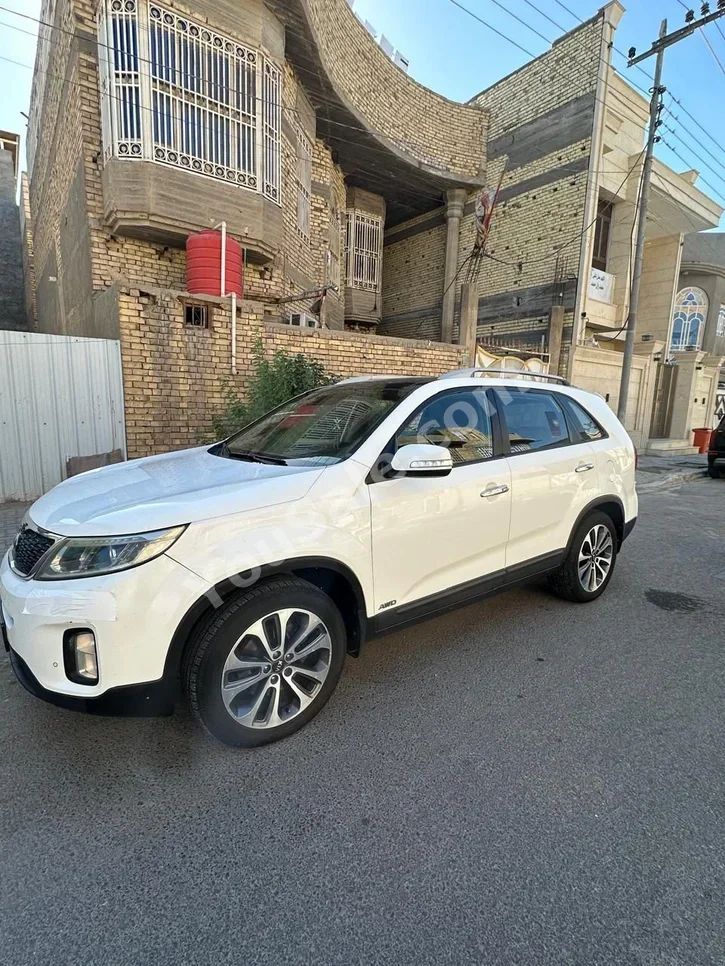 كيا سورينتو 2014 اتوماتيك 200,000 كم 6 سلندر دفع رباعي اس يو في أبيض بنزين