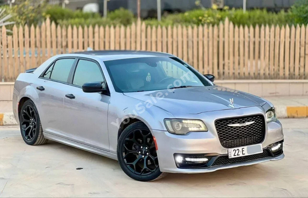 كرايسلر 300C 2018 اتوماتيك 105,000 كم 6 سلندر دفع خلفي سيدان فضي بنزين