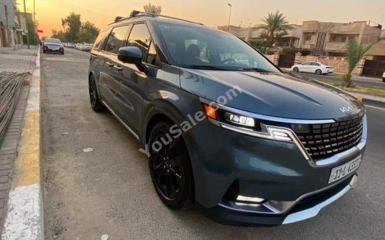 كيا كارنفال 2022 اتوماتيك 55,000 كم 6 سلندر دفع رباعي اس يو في رمادي بنزين