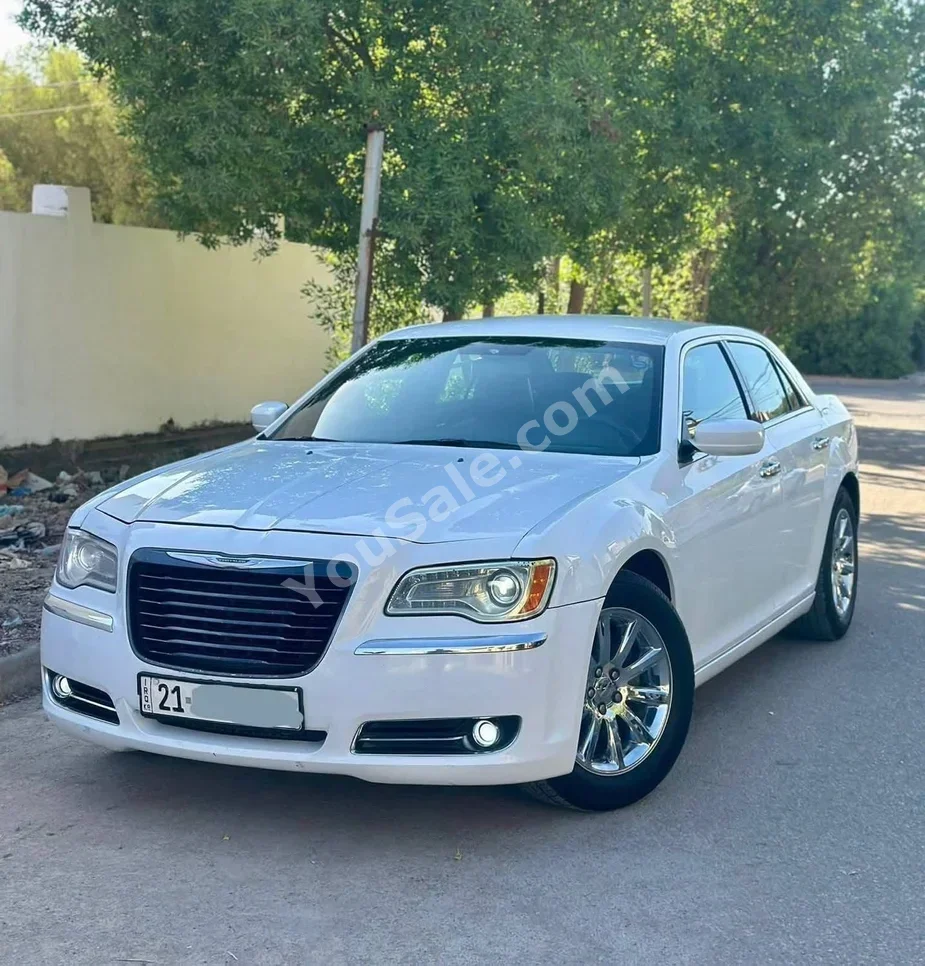 كرايسلر 300C 2012 اتوماتيك 140,000 كم 6 سلندر دفع خلفي سيدان أبيض بنزين