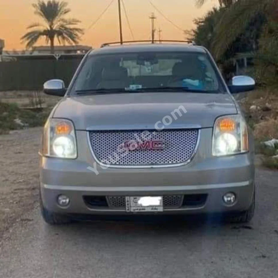 GMC  Yukon  Denali  2009  Automatic  250,000 km  8 Cylinder  4WD  SUV  Gold  Gasoline