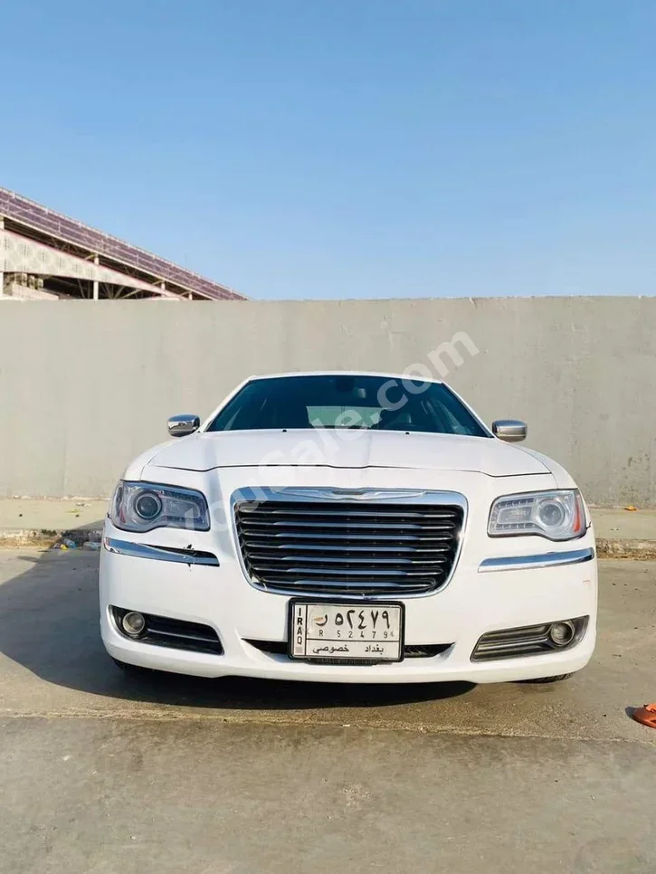 كرايسلر 300C 2012 اتوماتيك 140,000 كم 6 سلندر دفع خلفي سيدان أبيض بنزين