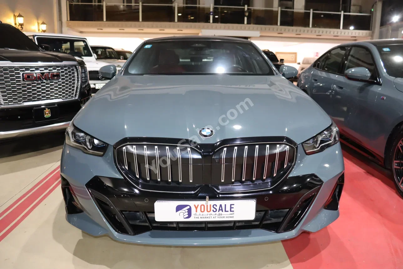 بي ام دبليو  الفئة - الخامسة  520i  2024  اتوماتيك  32,000 كم  4 سلندر  دفع خلفي  سيدان  سمائي فاتح  بنزين
