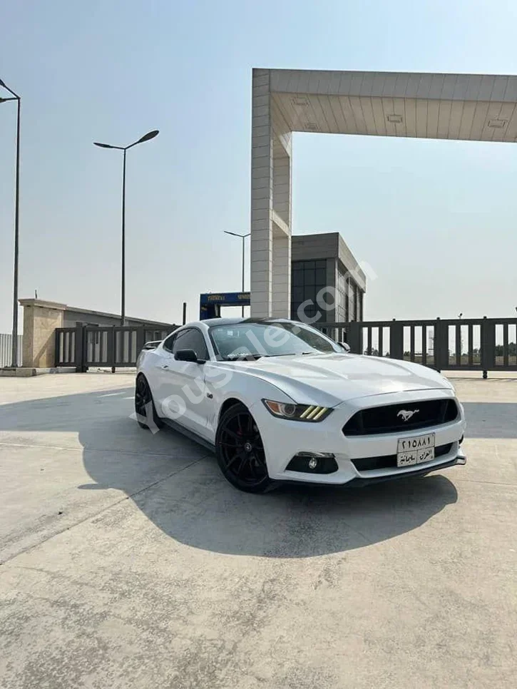 فورد موستانغ جي تي 2015 عادي 43,000 كم 6 سلندر دفع خلفي سيدان أبيض بنزين