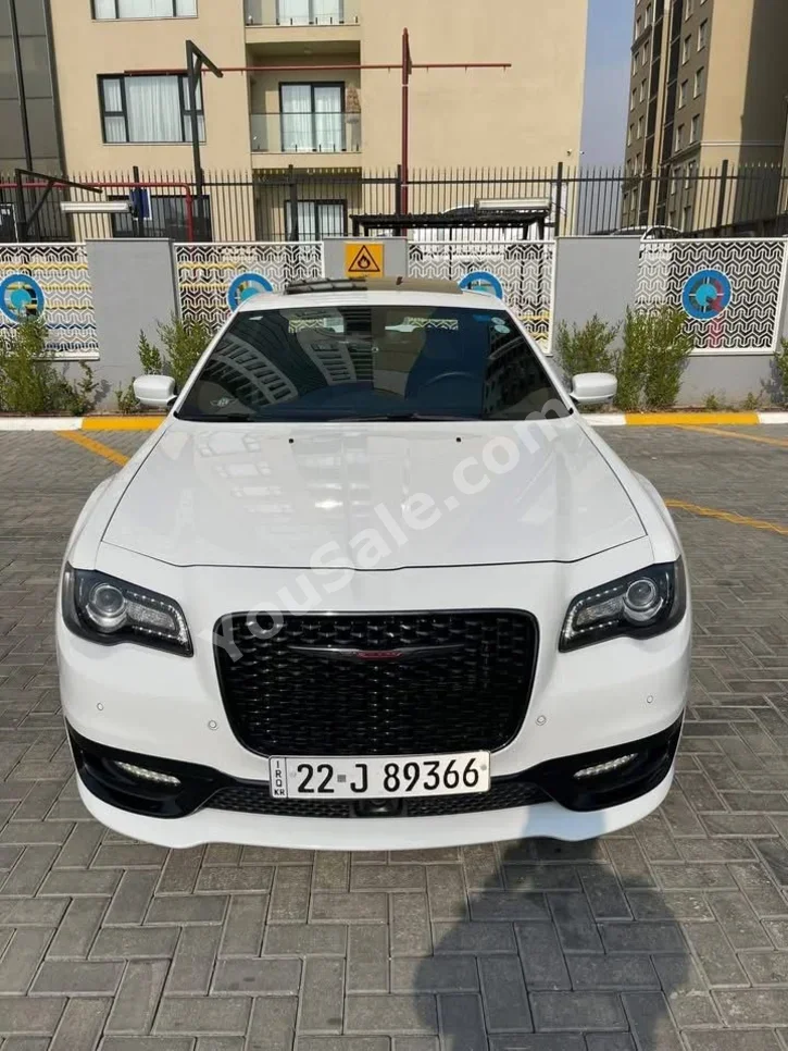 كرايسلر 300C 2023 اتوماتيك 18,000 كم 6 سلندر دفع خلفي سيدان أبيض بنزين
