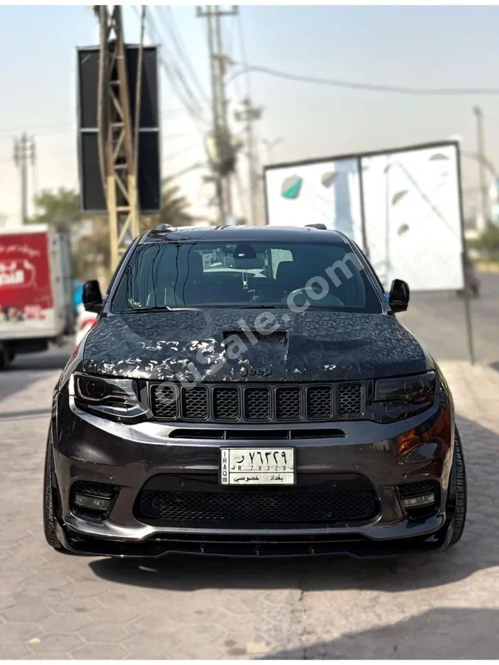 جييب جراند شيروكي اوفرلاند 2018 اتوماتيك 104,000 كم 8 سلندر دفع رباعي اس يو في فضي بنزين