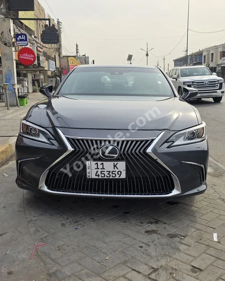 لكزس  اي اس  300  2024  اتوماتيك  47,000 كم  6 سلندر  دفع خلفي  سيدان  رمادي  بنزين