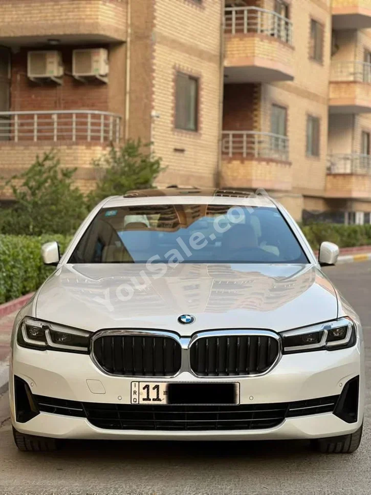 بي ام دبليو الفئة - الخامسة 530i 2023 اتوماتيك 22,000 كم 4 سلندر دفع خلفي سيدان أبيض بنزين