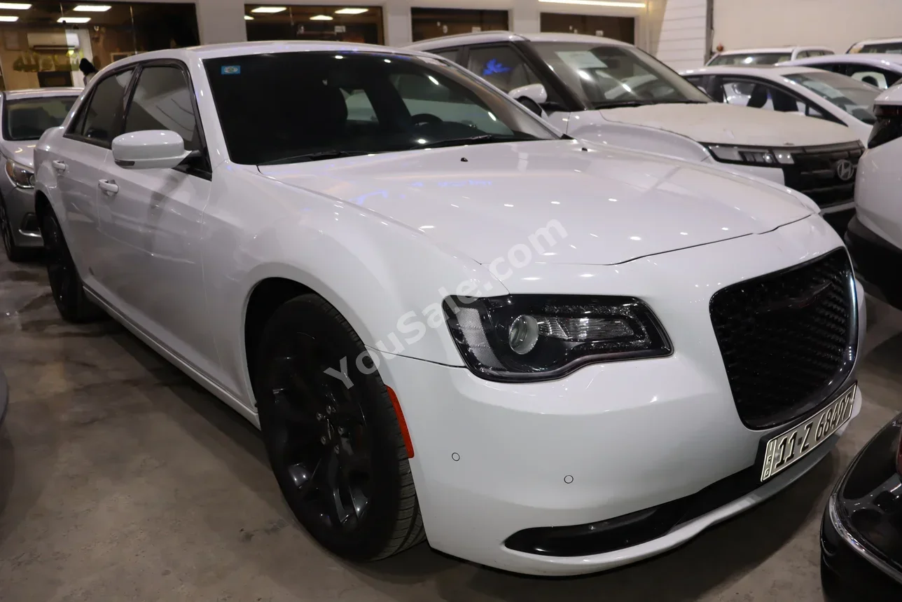 كرايسلر  300C  2021  اتوماتيك  33,000 كم  6 سلندر  دفع خلفي  سيدان  أبيض  بنزين
