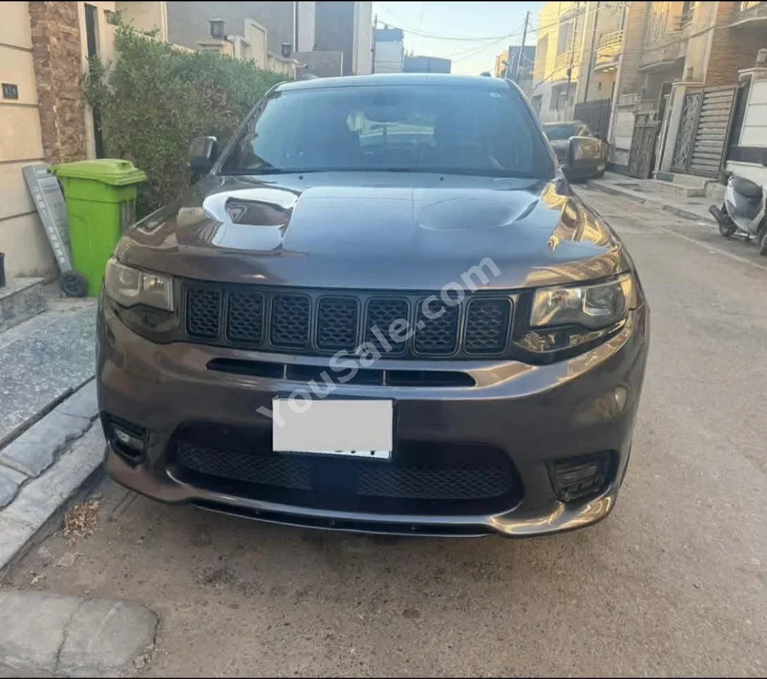 جييب جراند شيروكي اس ار تي-8 2017 اتوماتيك 88,000 كم 8 سلندر دفع رباعي اس يو في أسود بنزين