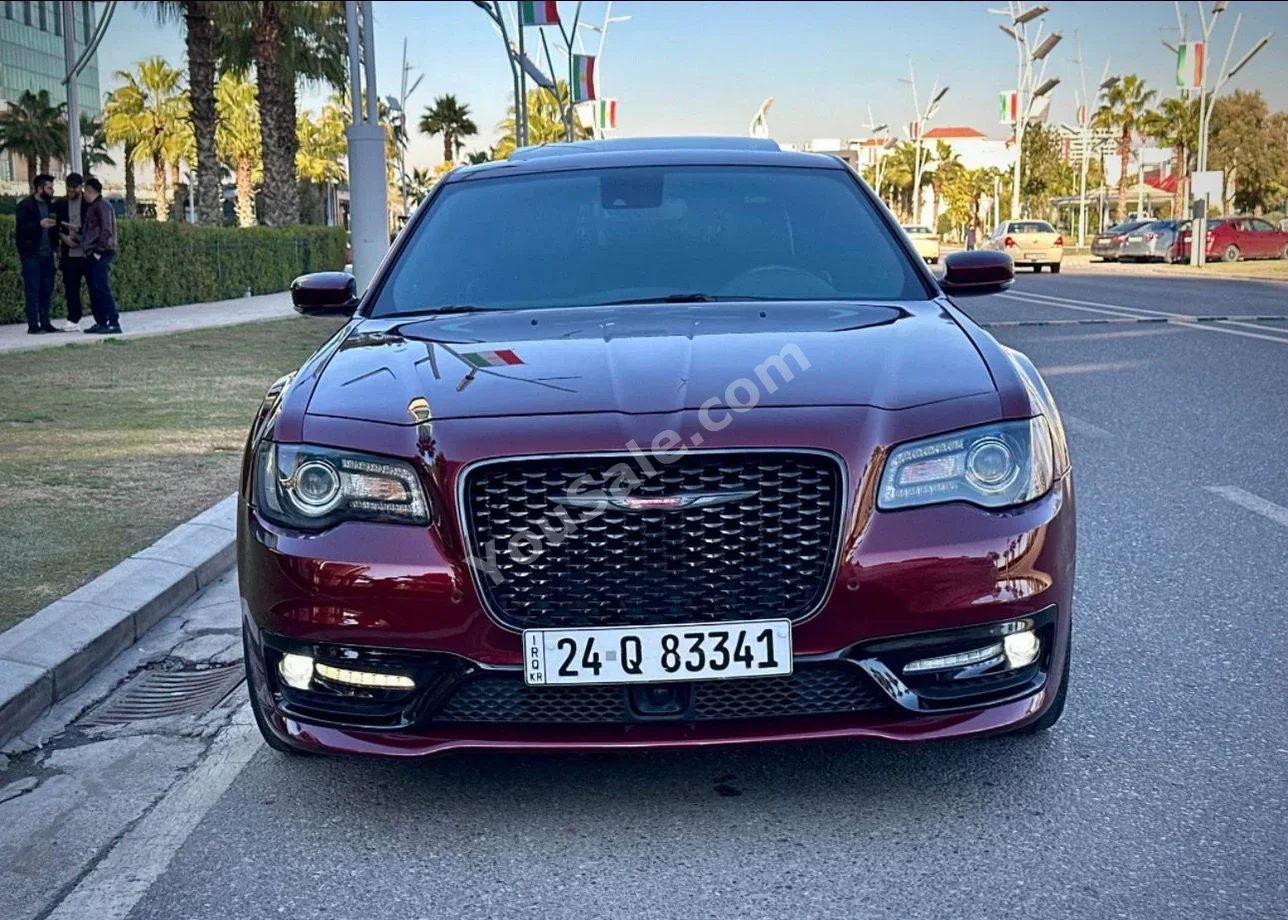 كرايسلر 300C 2023 اتوماتيك 12,000 كم 6 سلندر دفع خلفي سيدان أحمر بنزين