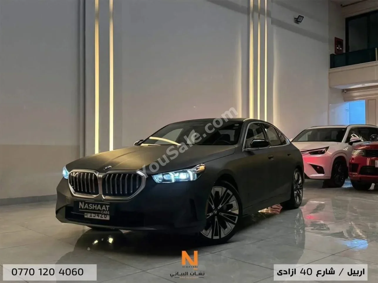 بي ام دبليو الفئة - الخامسة 530i 2024 اتوماتيك 35,000 كم 4 سلندر دفع خلفي سيدان أسود بنزين