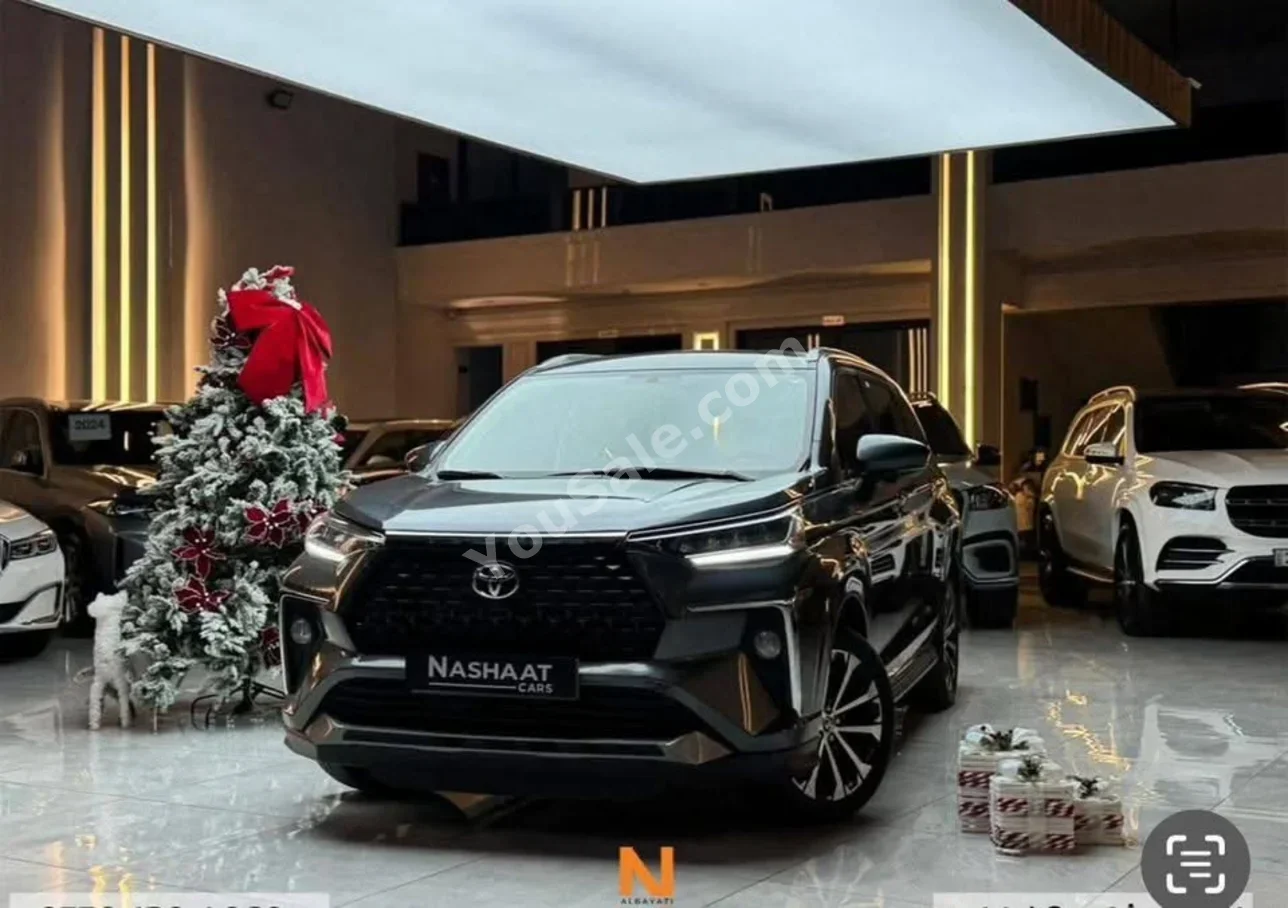 تويوتا  فيلوز  2023  اتوماتيك  25,000 كم  4 سلندر  دفع رباعي  اس يو في  رمادي  بنزين