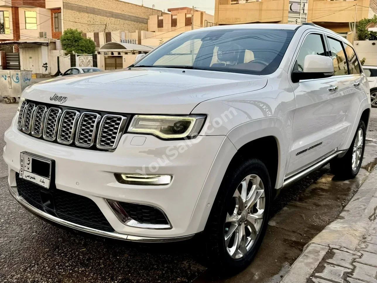 جييب جراند شيروكي سومت 2019 اتوماتيك 104,000 كم 6 سلندر دفع رباعي اس يو في أبيض بنزين
